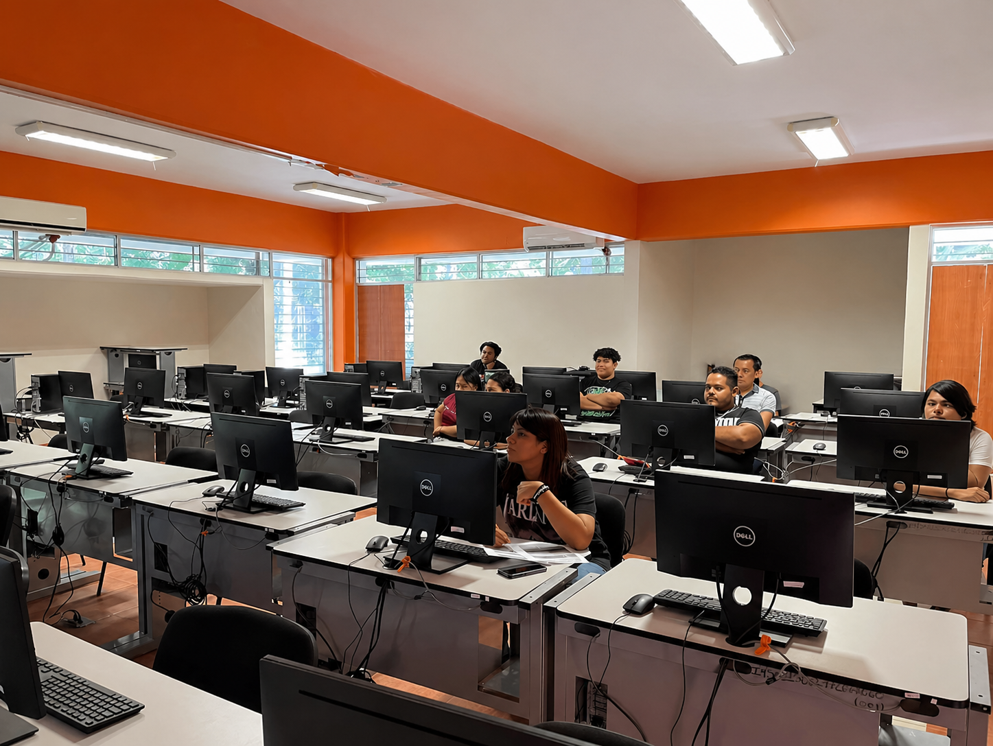 Aula de computación moderna y luminosa