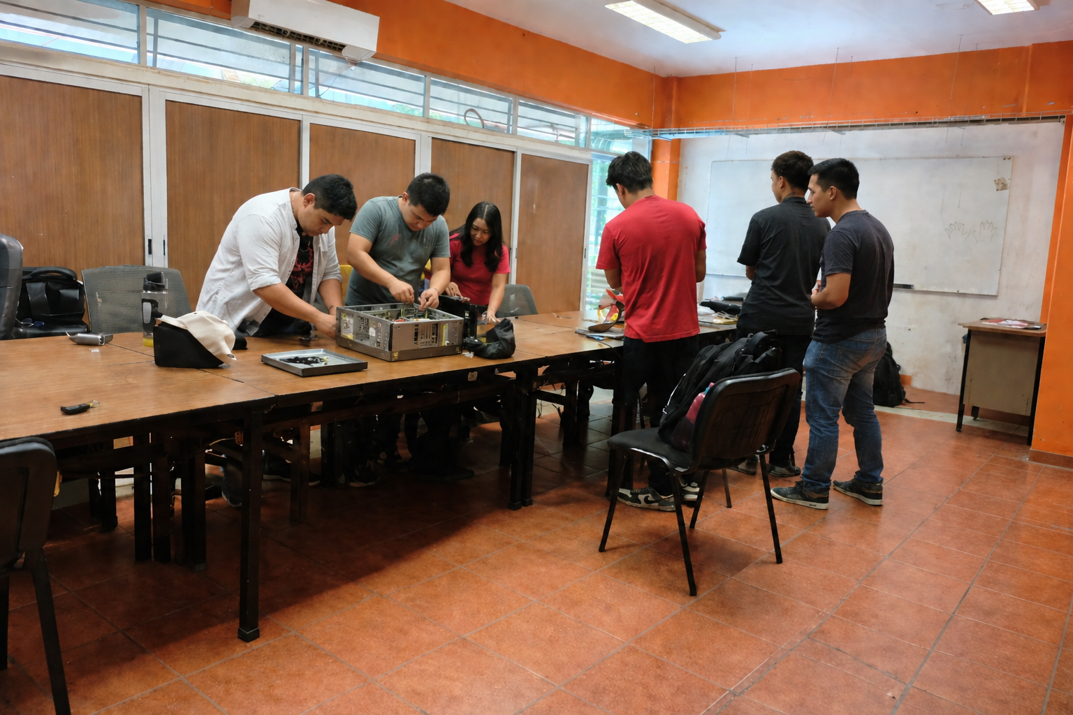 Taller-de-computadoras-en-grupo