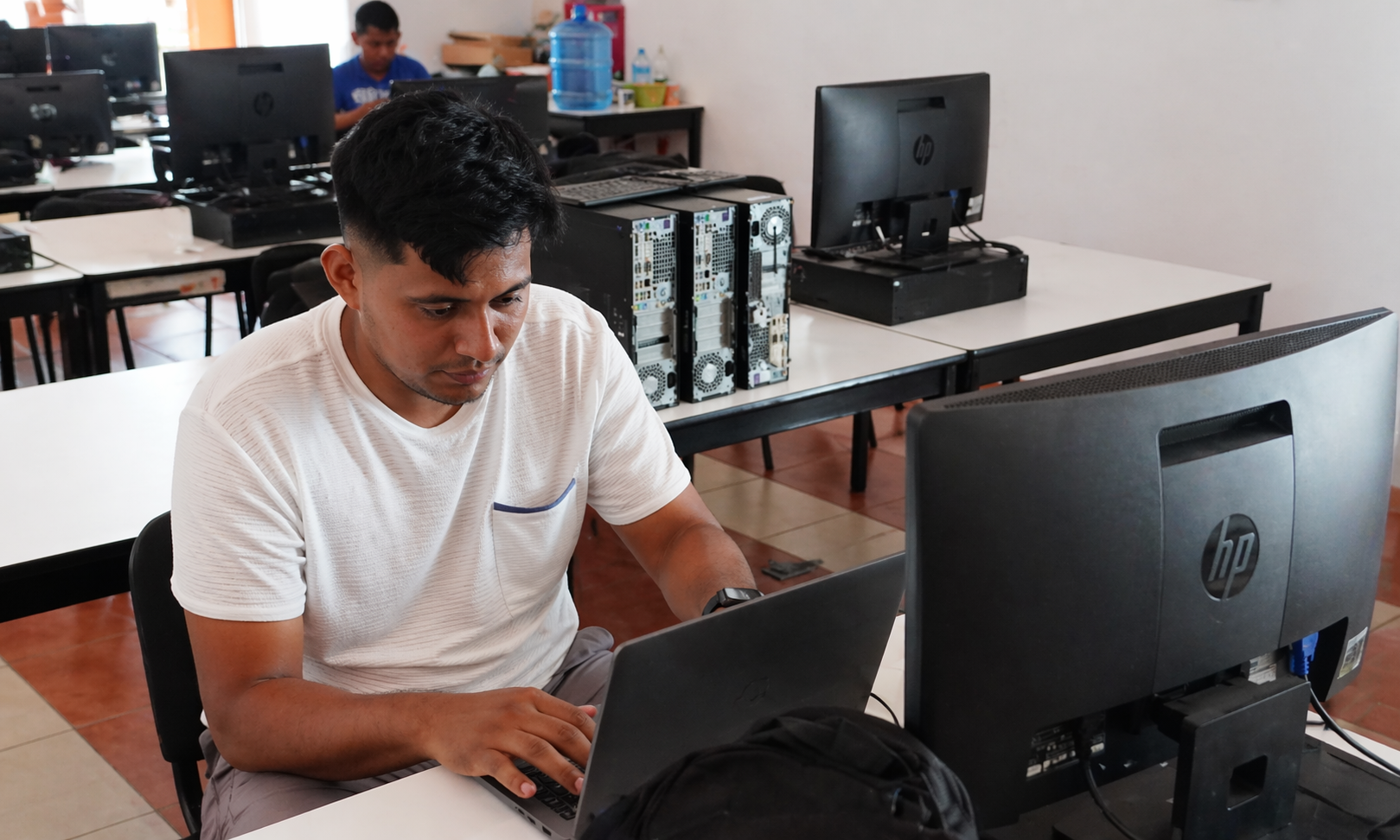 Trabajo-en-equipo-en-oficina-moderna