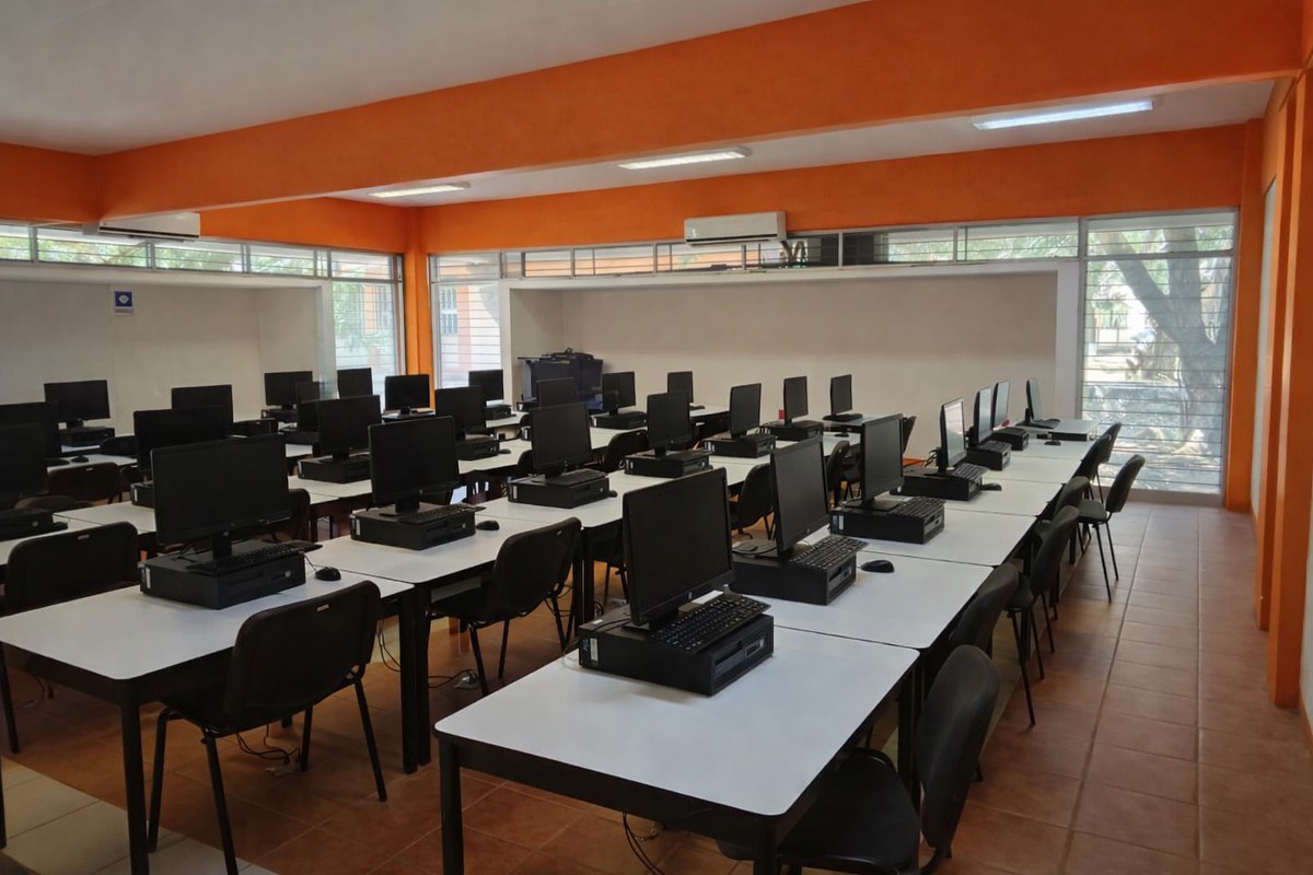 Laboratorio de computaci#U00f3n iluminado
