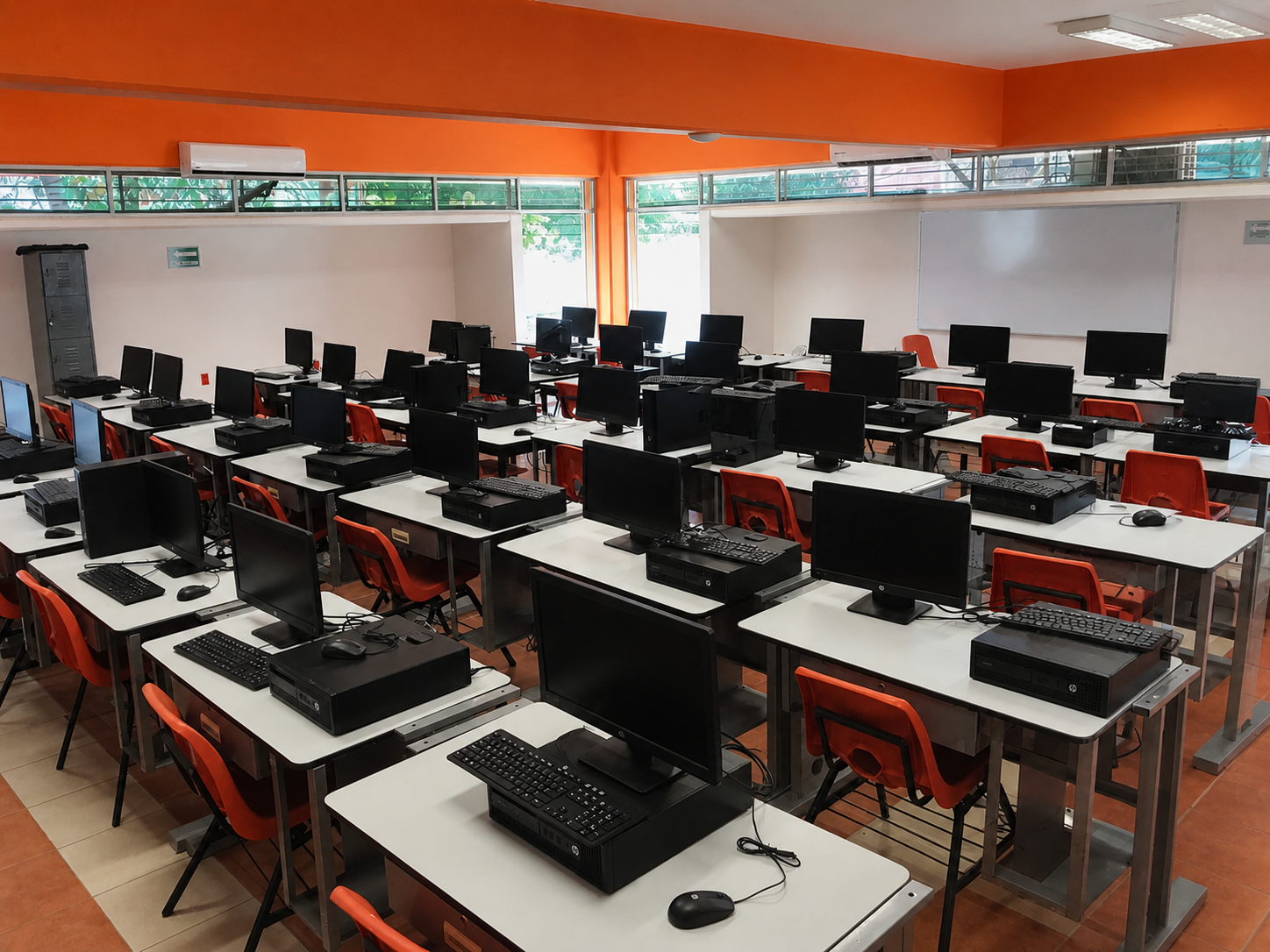 Laboratorio de computación ordenado y luminoso